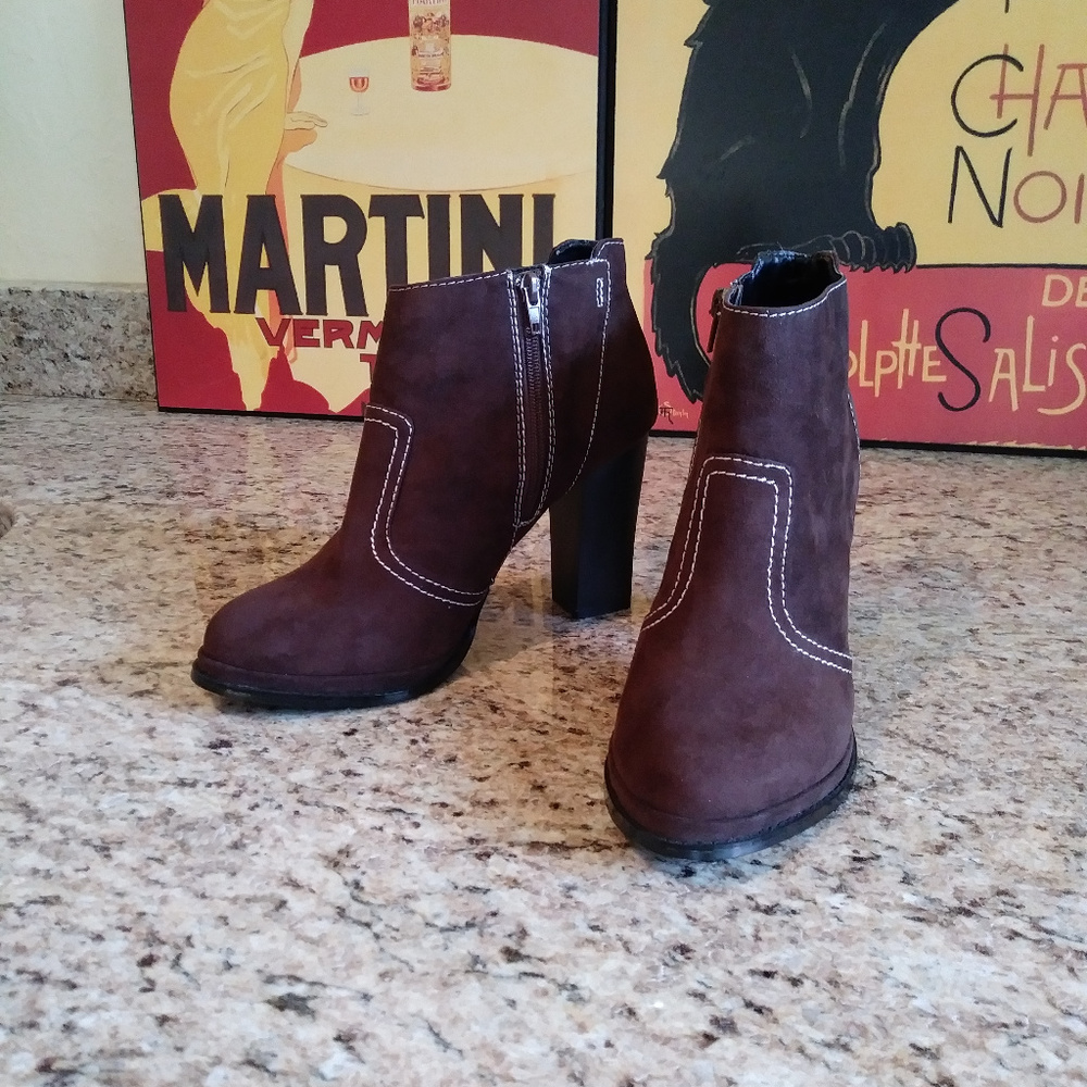 Leila Stone "Lydie" Faux Suede Booties EUC